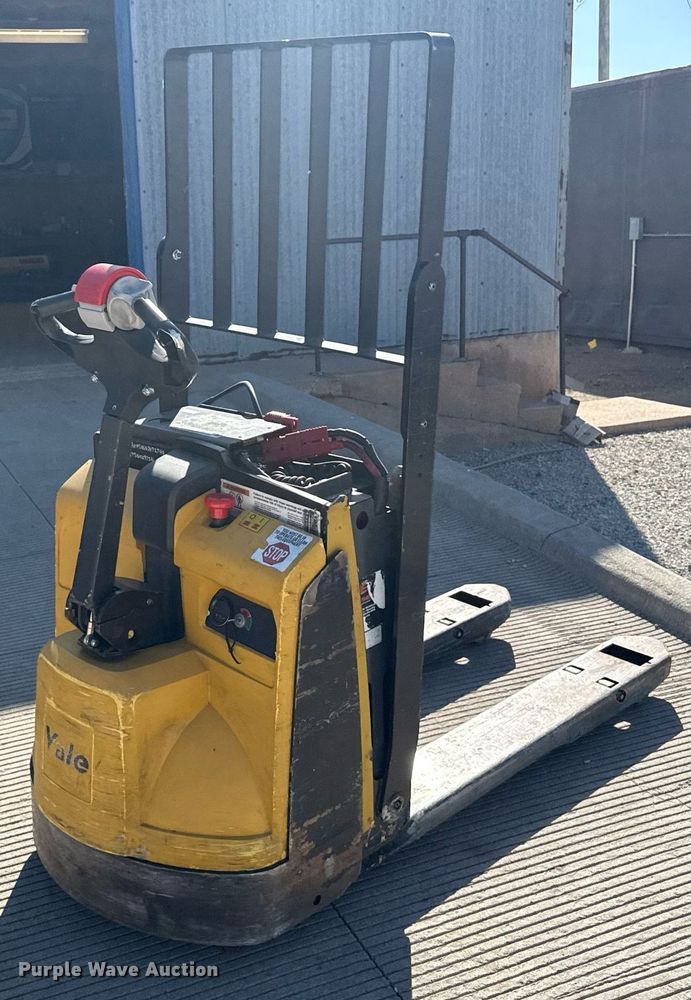 image for item DZ8769 Yale MPB045VG pallet jack