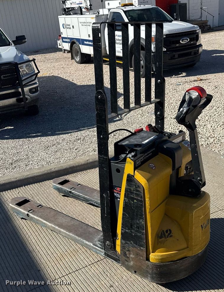image for item DZ8769 Yale MPB045VG pallet jack