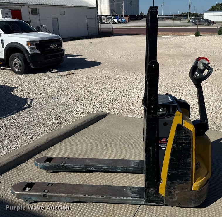 image for item DZ8769 Yale MPB045VG pallet jack