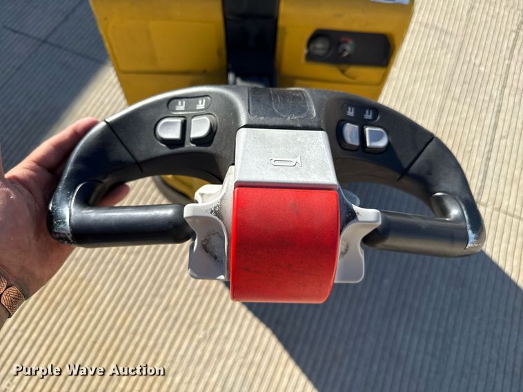 image for item DZ8769 Yale MPB045VG pallet jack