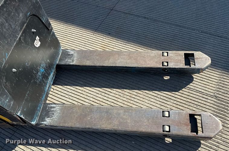 image for item DZ8769 Yale MPB045VG pallet jack