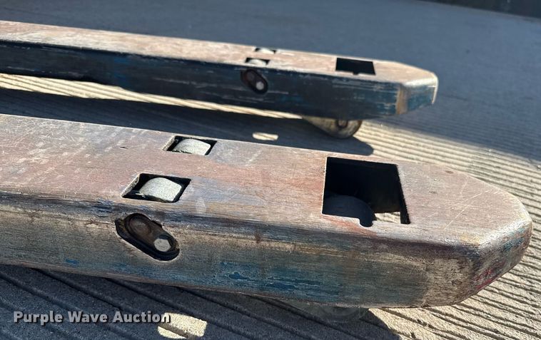 image for item DZ8769 Yale MPB045VG pallet jack