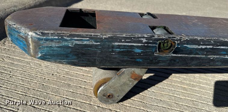 image for item DZ8769 Yale MPB045VG pallet jack