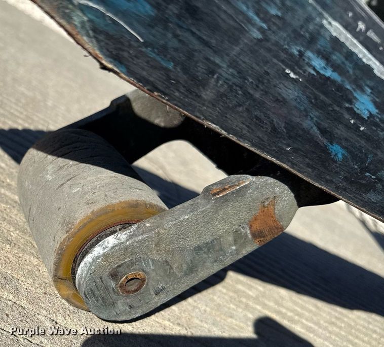 image for item DZ8769 Yale MPB045VG pallet jack