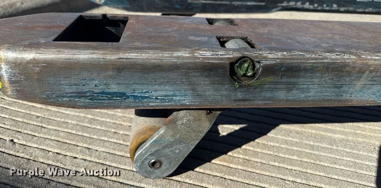 image for item DZ8769 Yale MPB045VG pallet jack