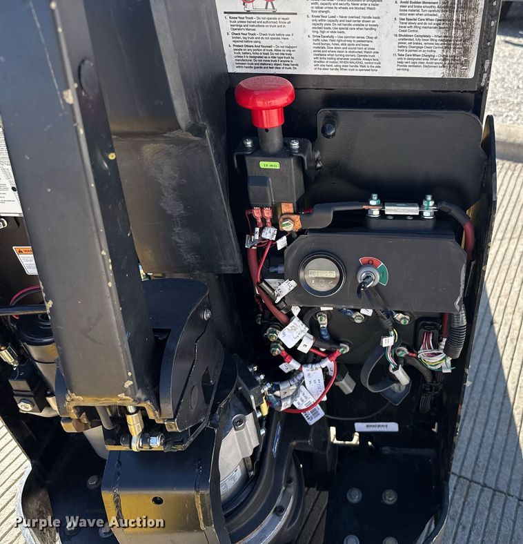 image for item DZ8769 Yale MPB045VG pallet jack