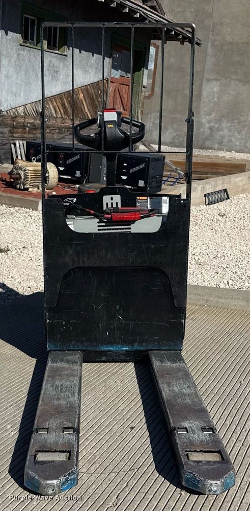 image for item DZ8770 Yale MPB045VG pallet jack