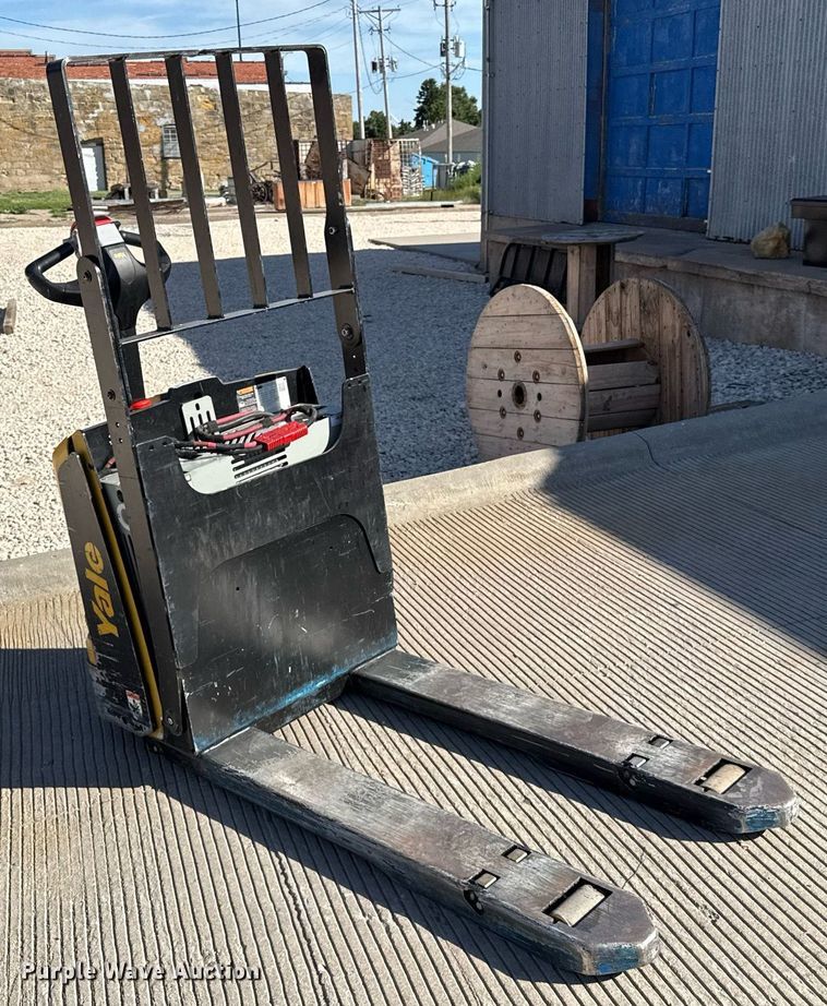 image for item DZ8770 Yale MPB045VG pallet jack