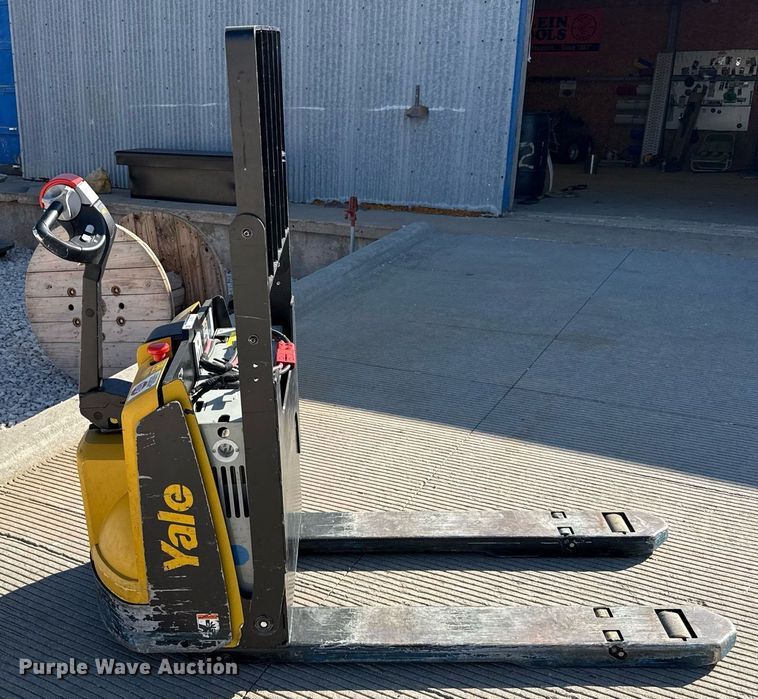 image for item DZ8770 Yale MPB045VG pallet jack
