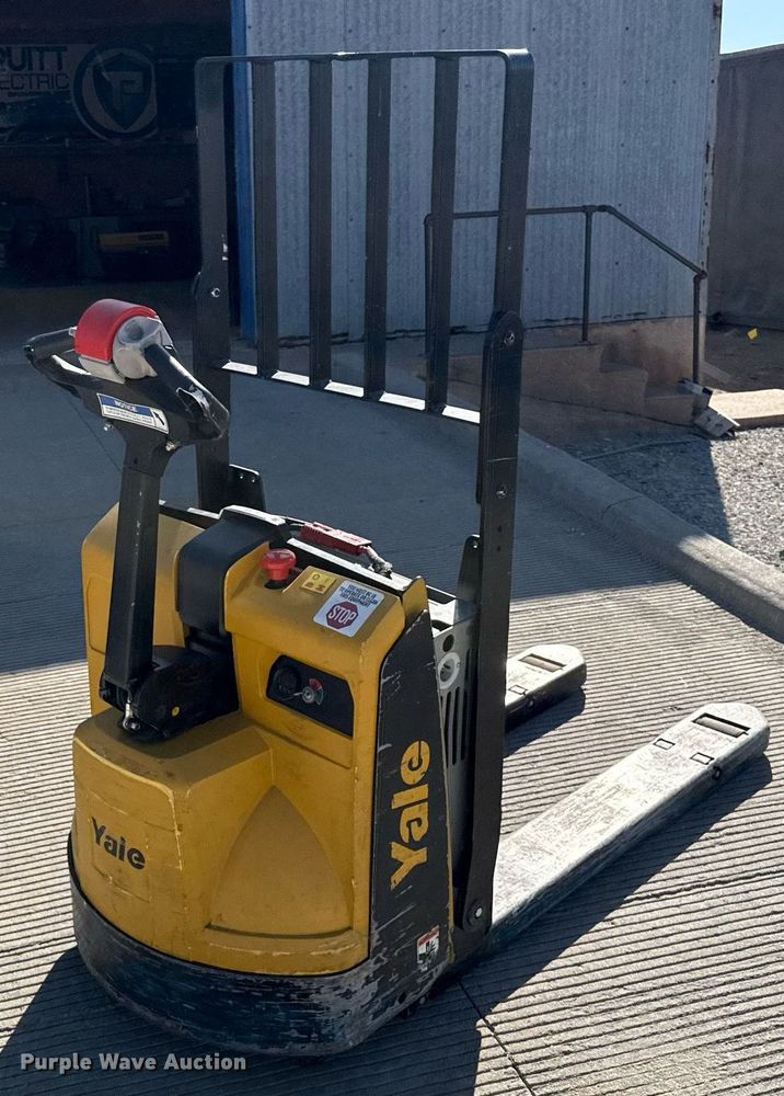 image for item DZ8770 Yale MPB045VG pallet jack
