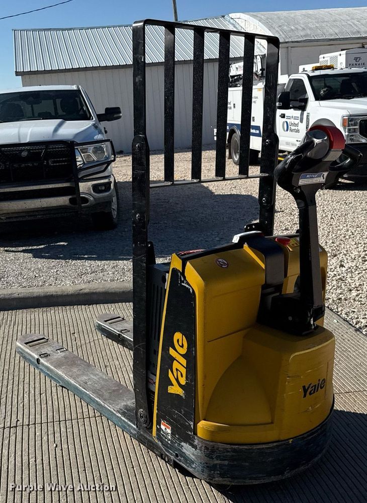 image for item DZ8770 Yale MPB045VG pallet jack
