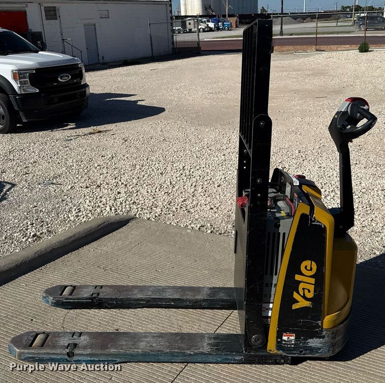 image for item DZ8770 Yale MPB045VG pallet jack