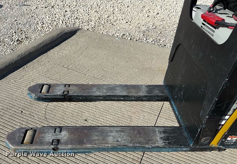 image for item DZ8770 Yale MPB045VG pallet jack