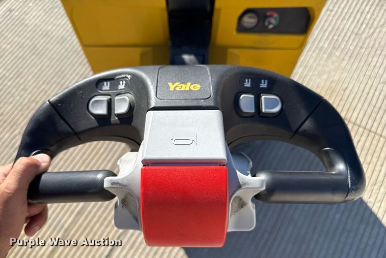 image for item DZ8770 Yale MPB045VG pallet jack