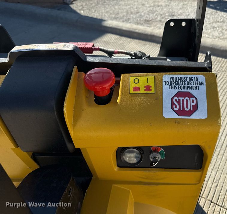 image for item DZ8770 Yale MPB045VG pallet jack