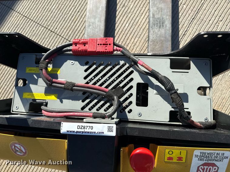 image for item DZ8770 Yale MPB045VG pallet jack