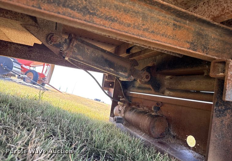 image for item DZ8839 Hydraulic bale bed