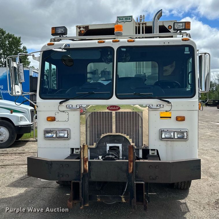 image for item EB2774 2004 Peterbilt 320 refuse truck