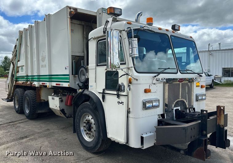 image for item EB2774 2004 Peterbilt 320 refuse truck