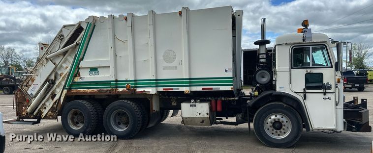 image for item EB2774 2004 Peterbilt 320 refuse truck