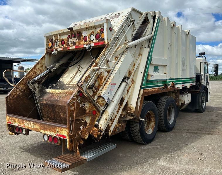 image for item EB2774 2004 Peterbilt 320 refuse truck