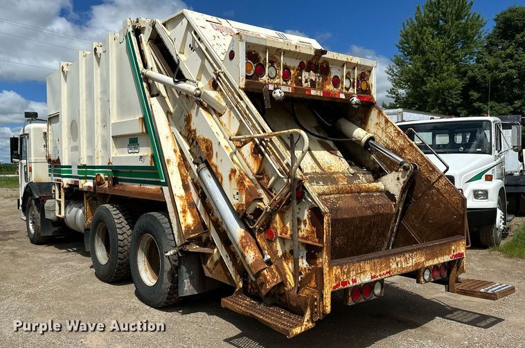 image for item EB2774 2004 Peterbilt 320 refuse truck
