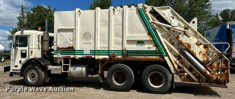 image for item EB2774 2004 Peterbilt 320 refuse truck