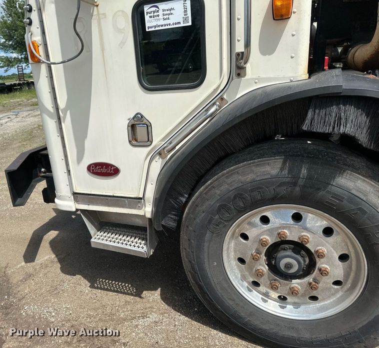 image for item EB2774 2004 Peterbilt 320 refuse truck