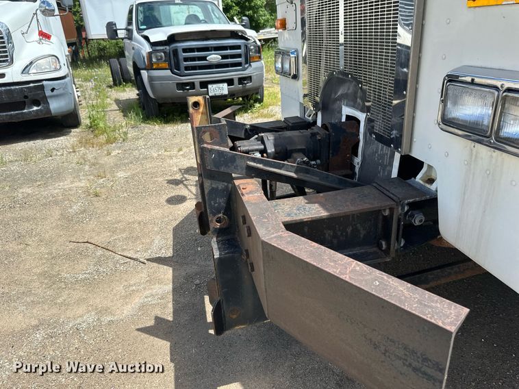 image for item EB2774 2004 Peterbilt 320 refuse truck