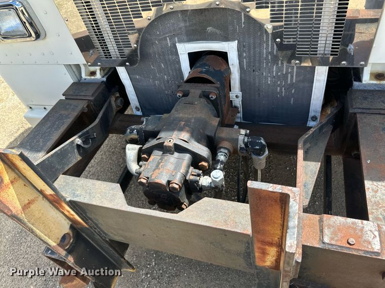 image for item EB2774 2004 Peterbilt 320 refuse truck