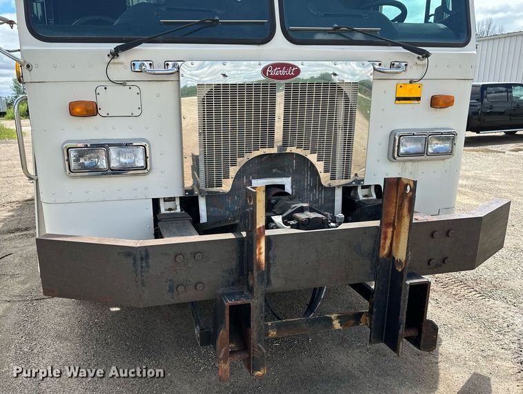 image for item EB2774 2004 Peterbilt 320 refuse truck