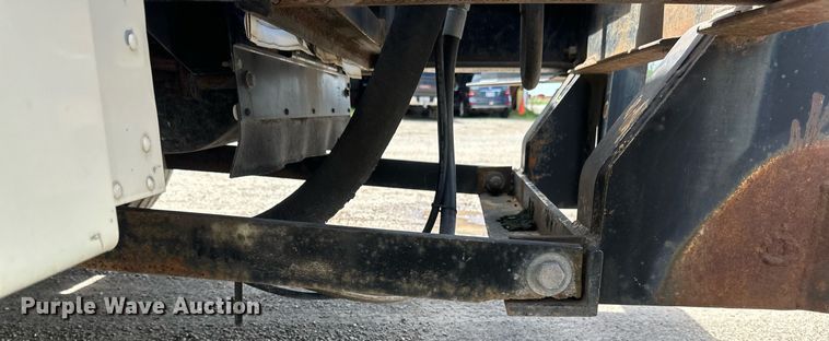 image for item EB2774 2004 Peterbilt 320 refuse truck