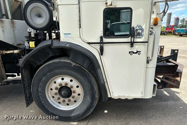 image for item EB2774 2004 Peterbilt 320 refuse truck