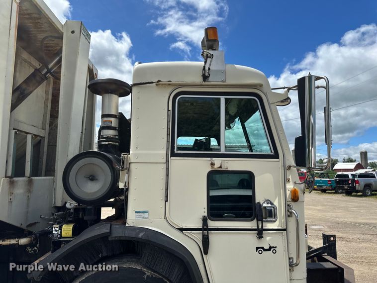 image for item EB2774 2004 Peterbilt 320 refuse truck