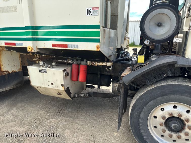 image for item EB2774 2004 Peterbilt 320 refuse truck