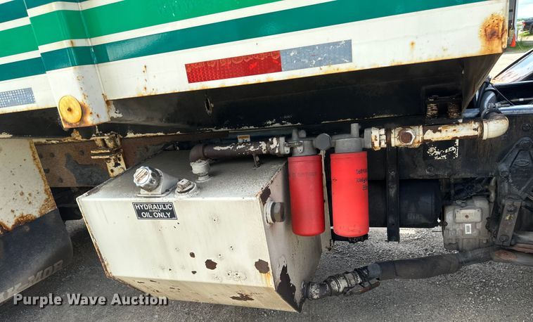 image for item EB2774 2004 Peterbilt 320 refuse truck