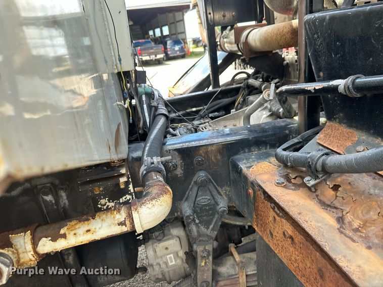 image for item EB2774 2004 Peterbilt 320 refuse truck