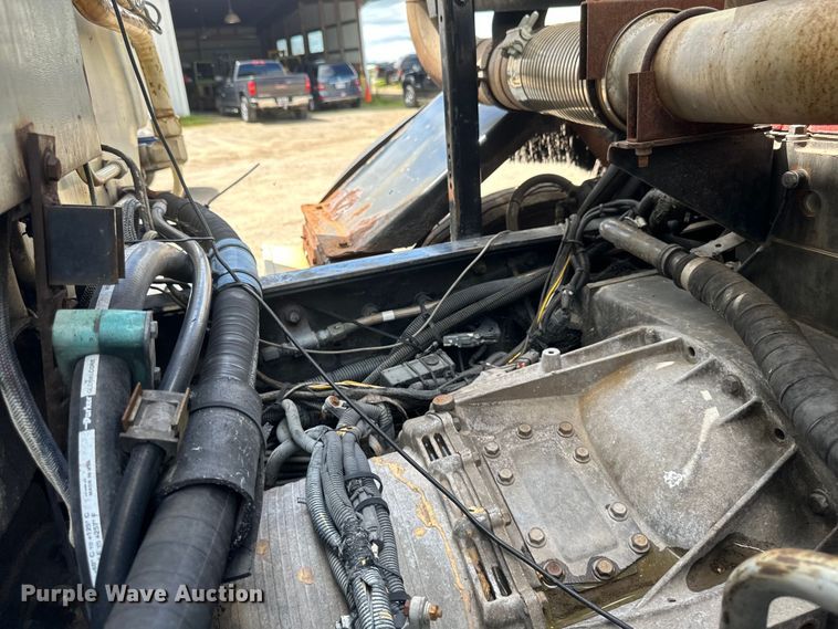 image for item EB2774 2004 Peterbilt 320 refuse truck