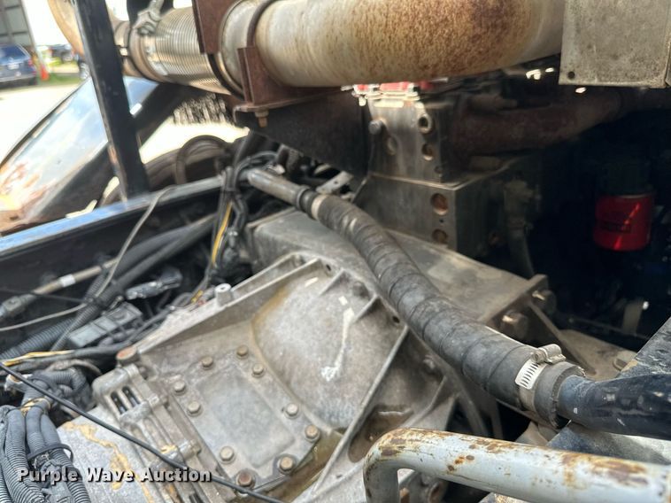 image for item EB2774 2004 Peterbilt 320 refuse truck