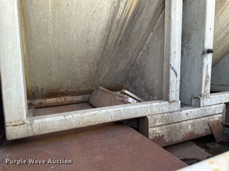 image for item EB2774 2004 Peterbilt 320 refuse truck