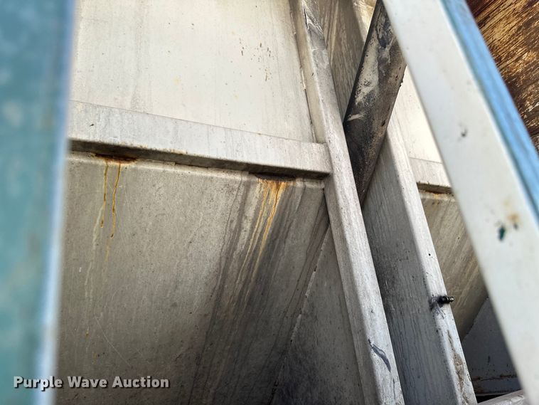 image for item EB2774 2004 Peterbilt 320 refuse truck