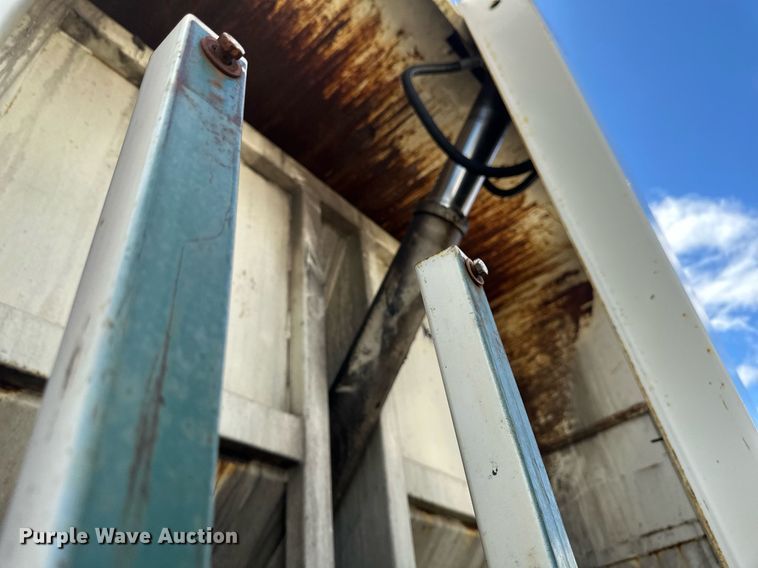 image for item EB2774 2004 Peterbilt 320 refuse truck