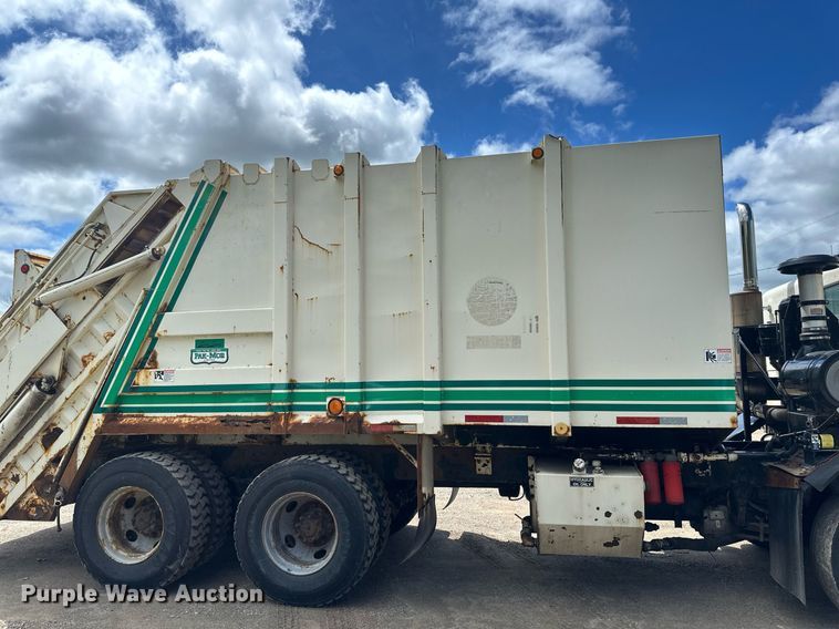 image for item EB2774 2004 Peterbilt 320 refuse truck