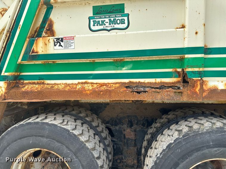 image for item EB2774 2004 Peterbilt 320 refuse truck