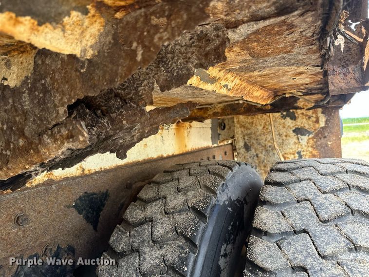 image for item EB2774 2004 Peterbilt 320 refuse truck