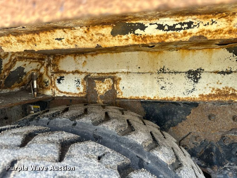 image for item EB2774 2004 Peterbilt 320 refuse truck