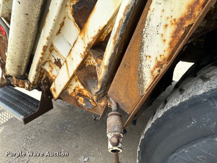 image for item EB2774 2004 Peterbilt 320 refuse truck