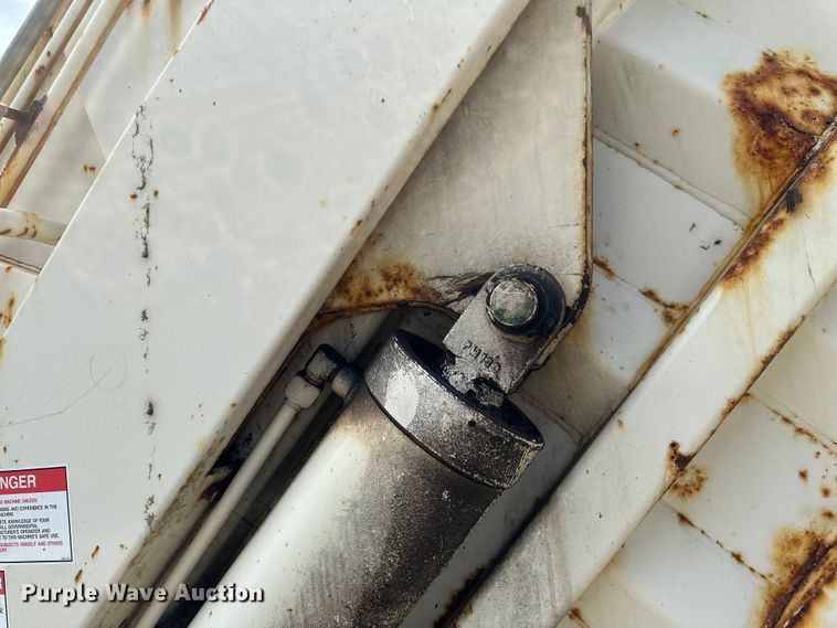 image for item EB2774 2004 Peterbilt 320 refuse truck