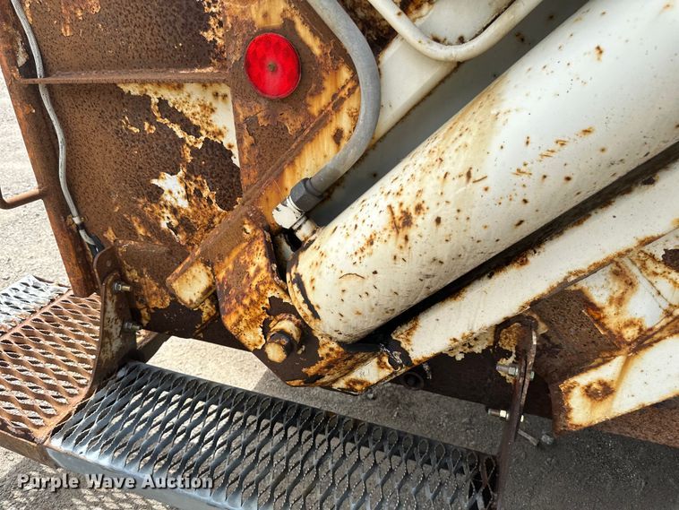 image for item EB2774 2004 Peterbilt 320 refuse truck