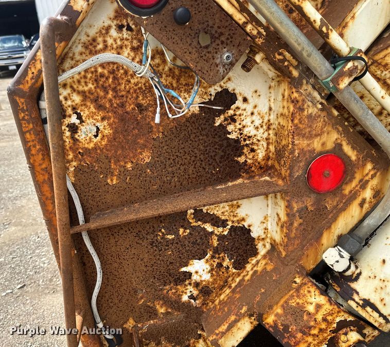 image for item EB2774 2004 Peterbilt 320 refuse truck